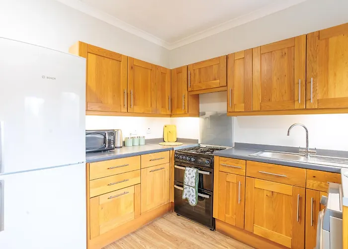 Stylish Two Bedroom Apartment With Private Parking