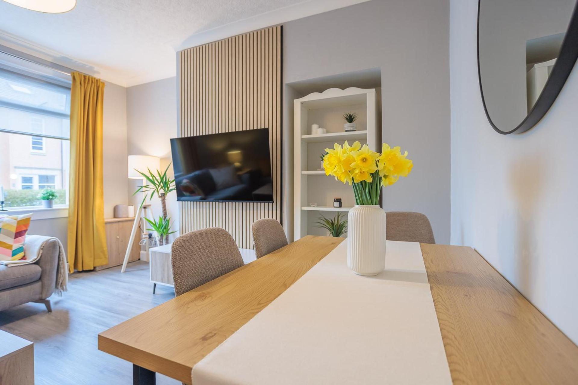 Stylish Two Bedroom With Private Parking Apartment