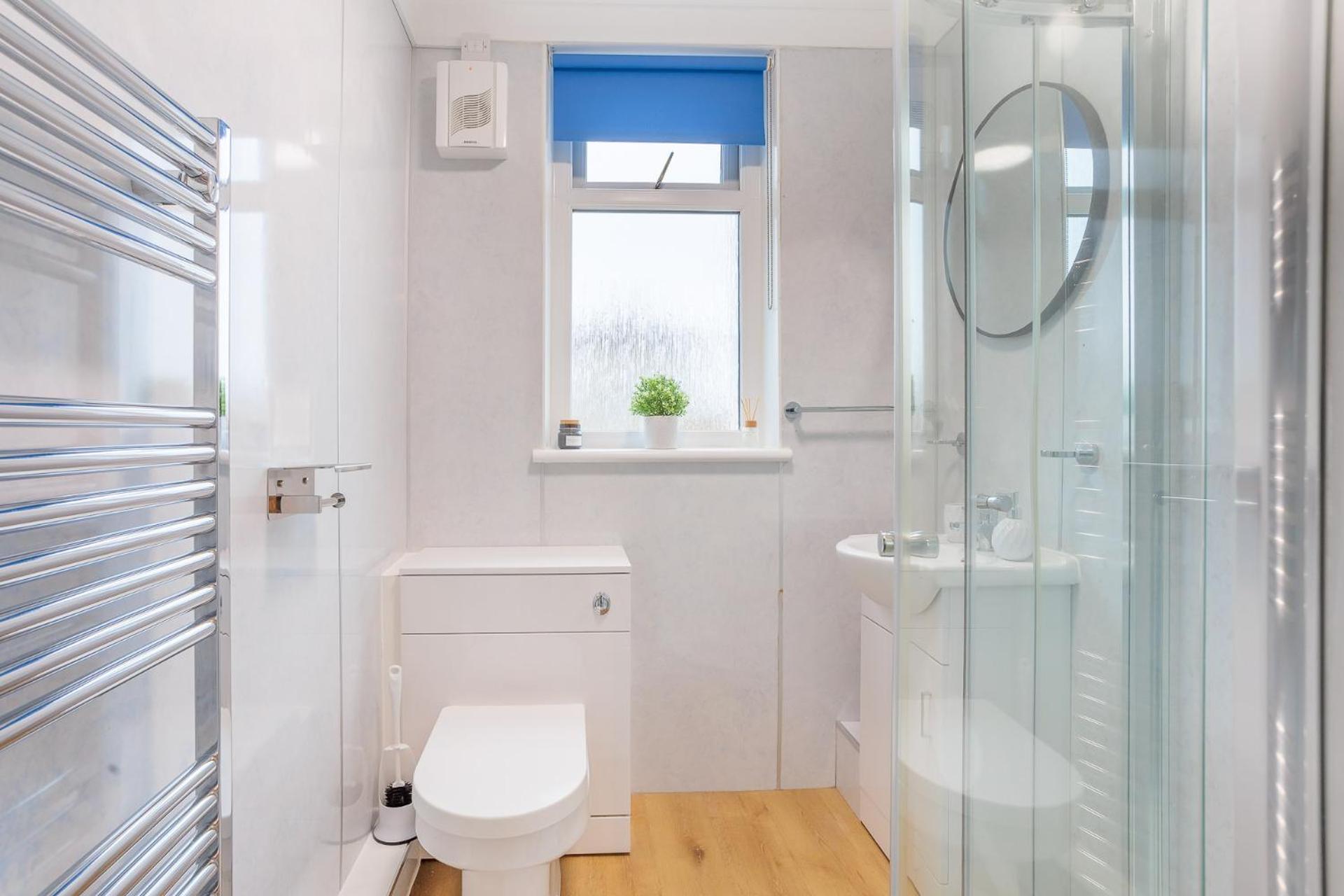 Stylish Two Bedroom With Private Parking Apartment *