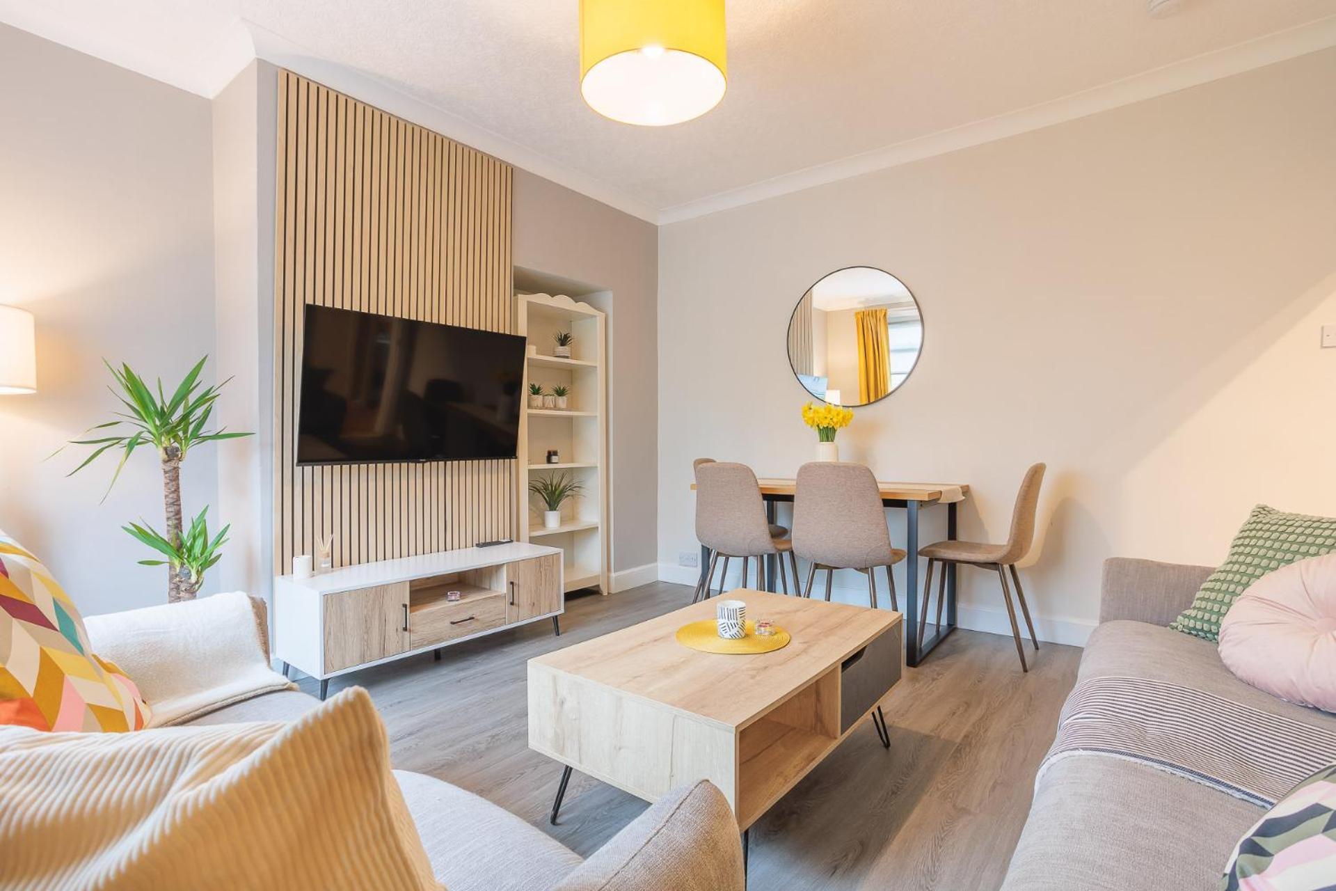 Stylish Two Bedroom With Private Parking Apartment *
