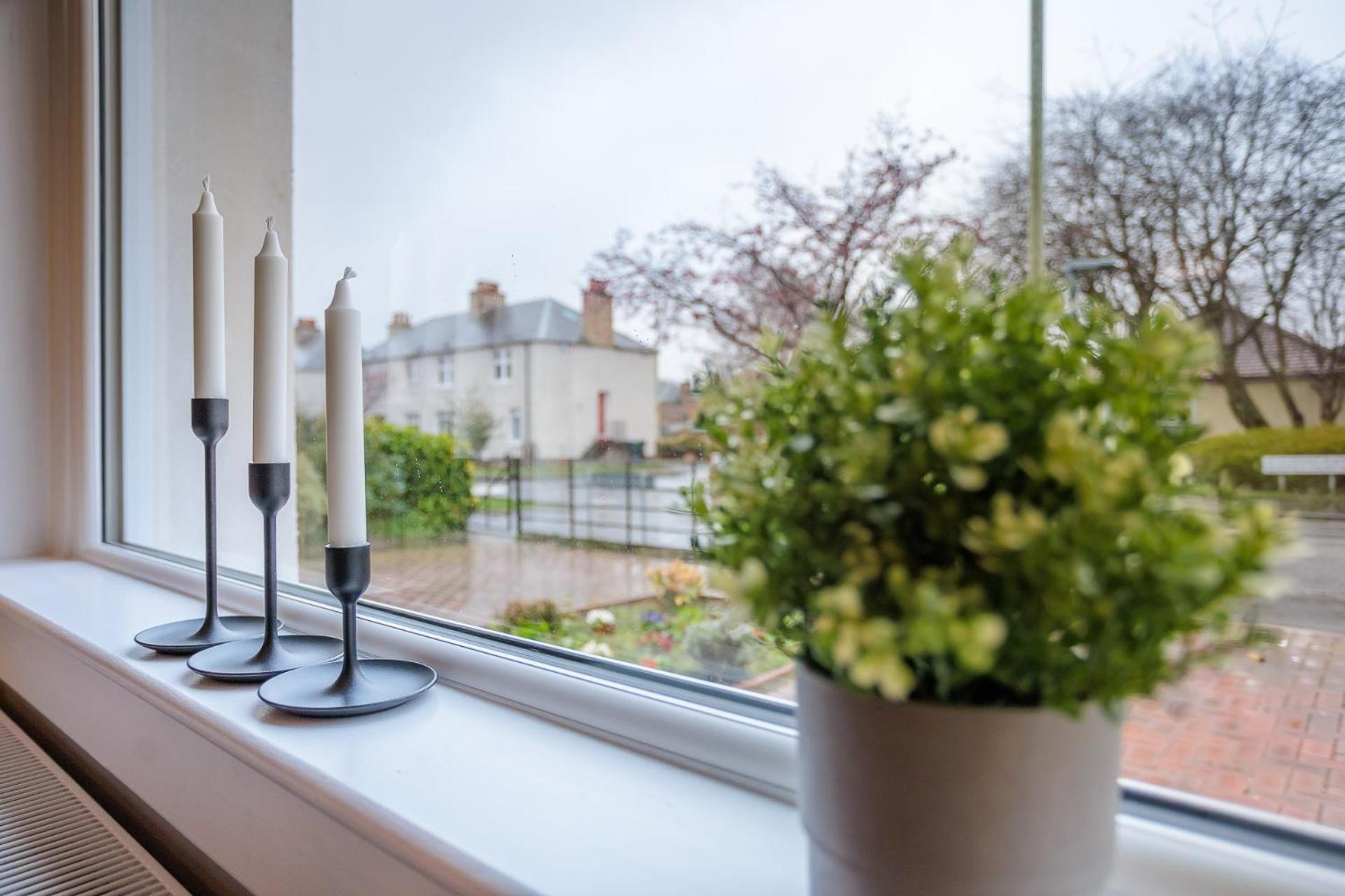 Stylish Two Bedroom With Private Parking