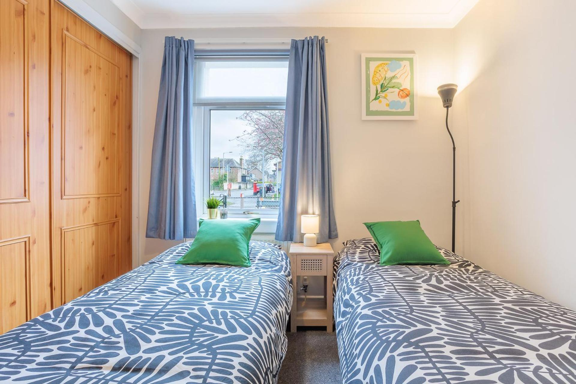 Apartment Stylish Two Bedroom With Private Parking *
