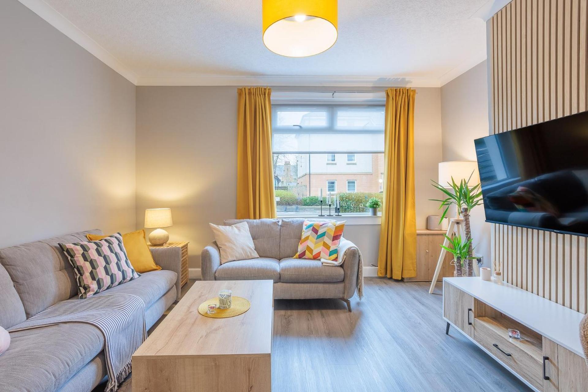 Stylish Two Bedroom With Private Parking