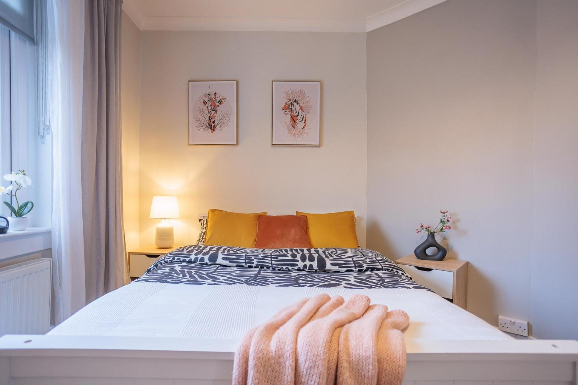 Stylish Two Bedroom With Private Parking Apartment