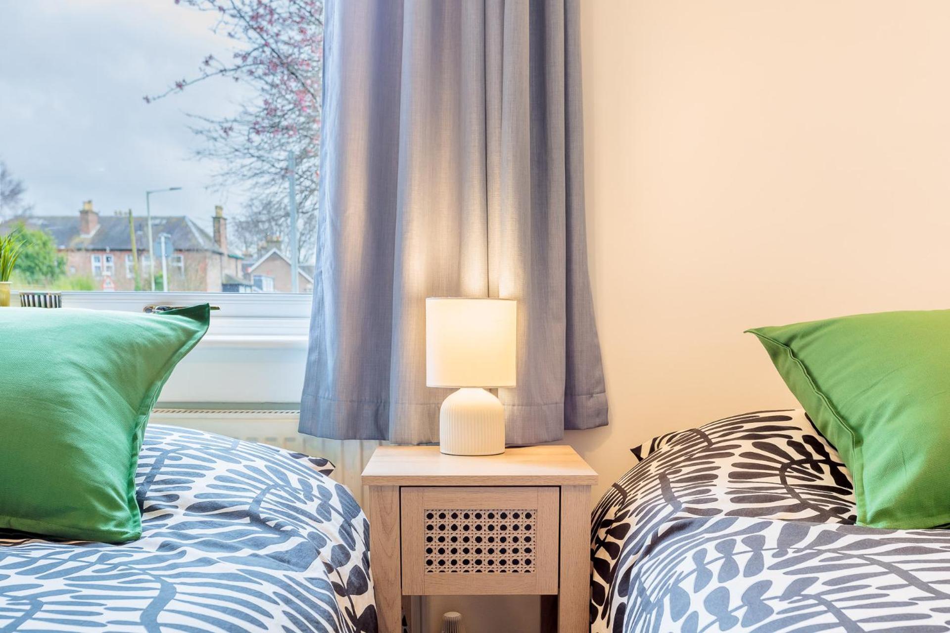 Apartment Stylish Two Bedroom With Private Parking
