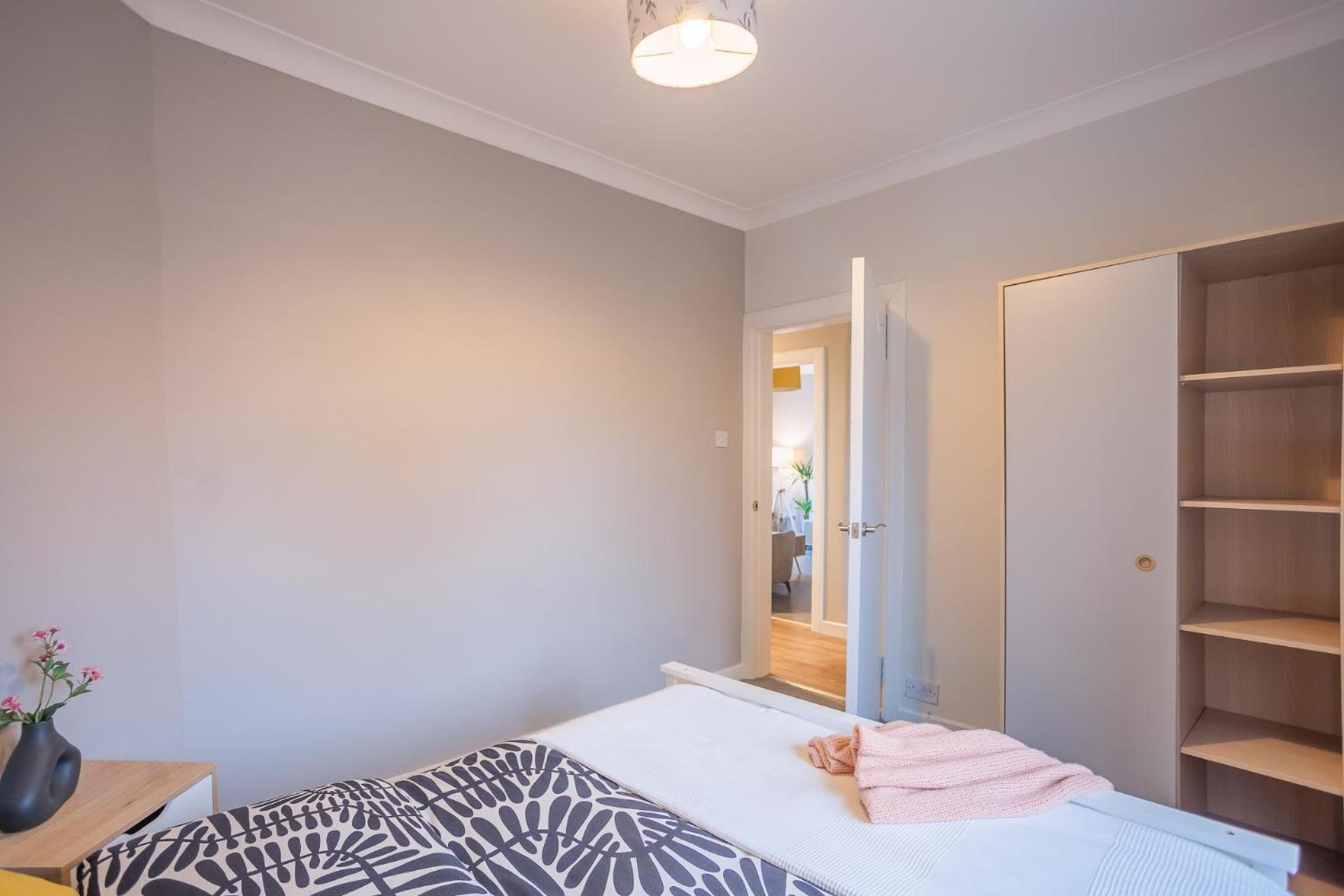 Apartment Stylish Two Bedroom With Private Parking *