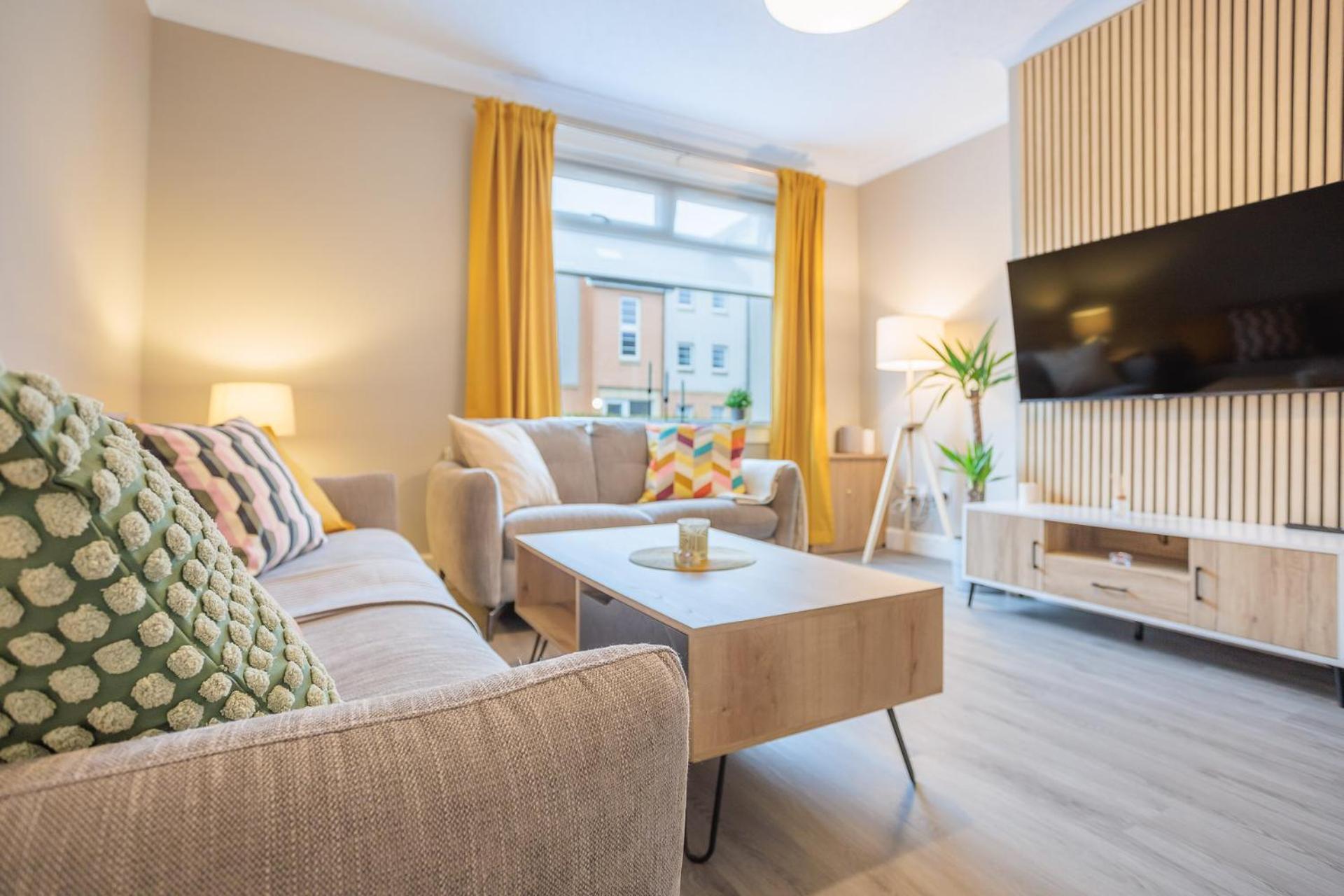 Stylish Two Bedroom With Private Parking
