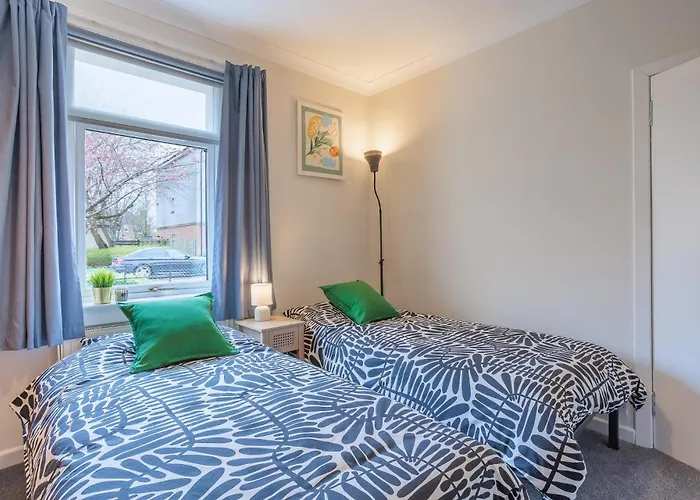Stylish Two Bedroom Apartment With Private Parking