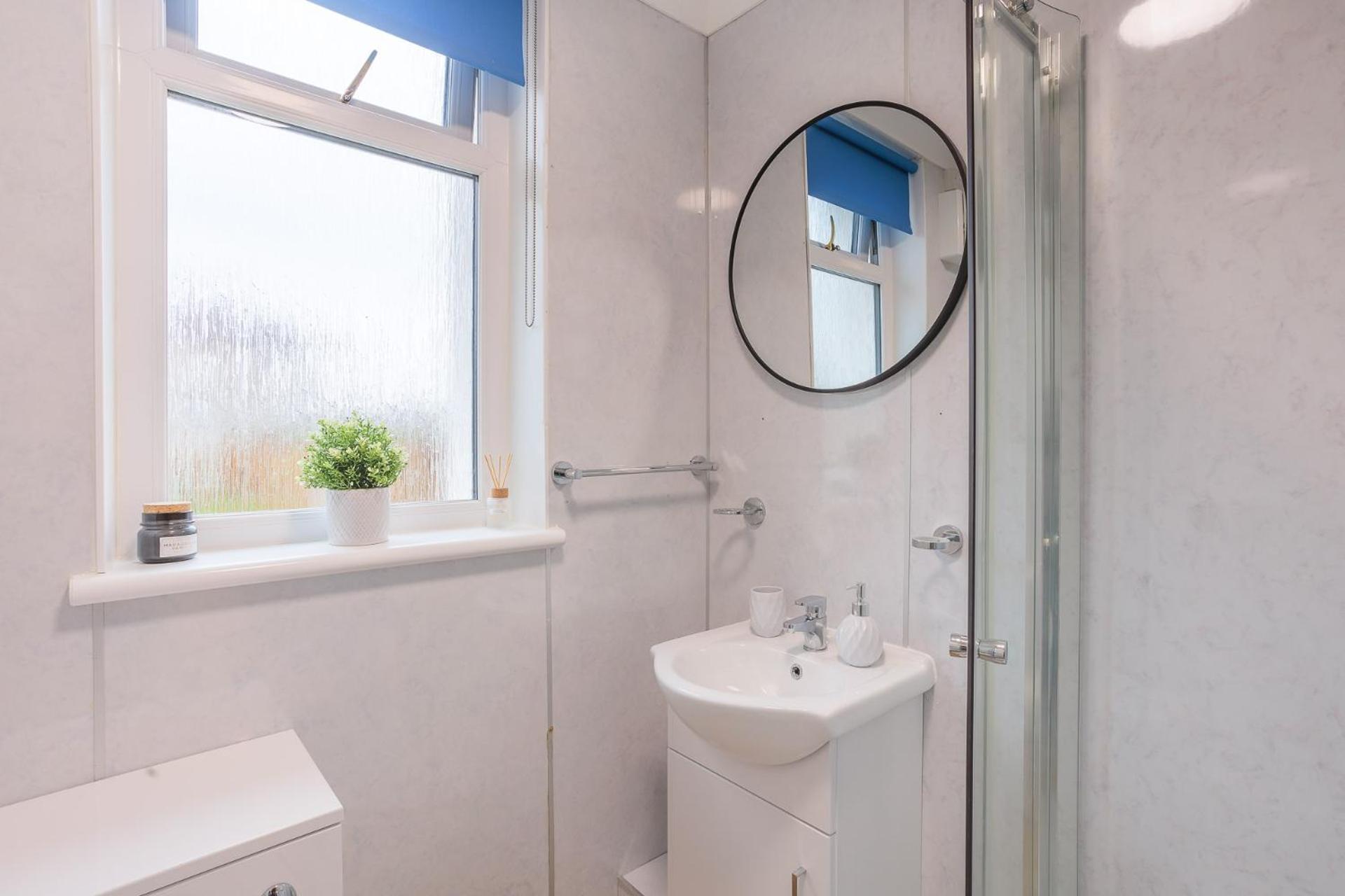 Stylish Two Bedroom With Private Parking